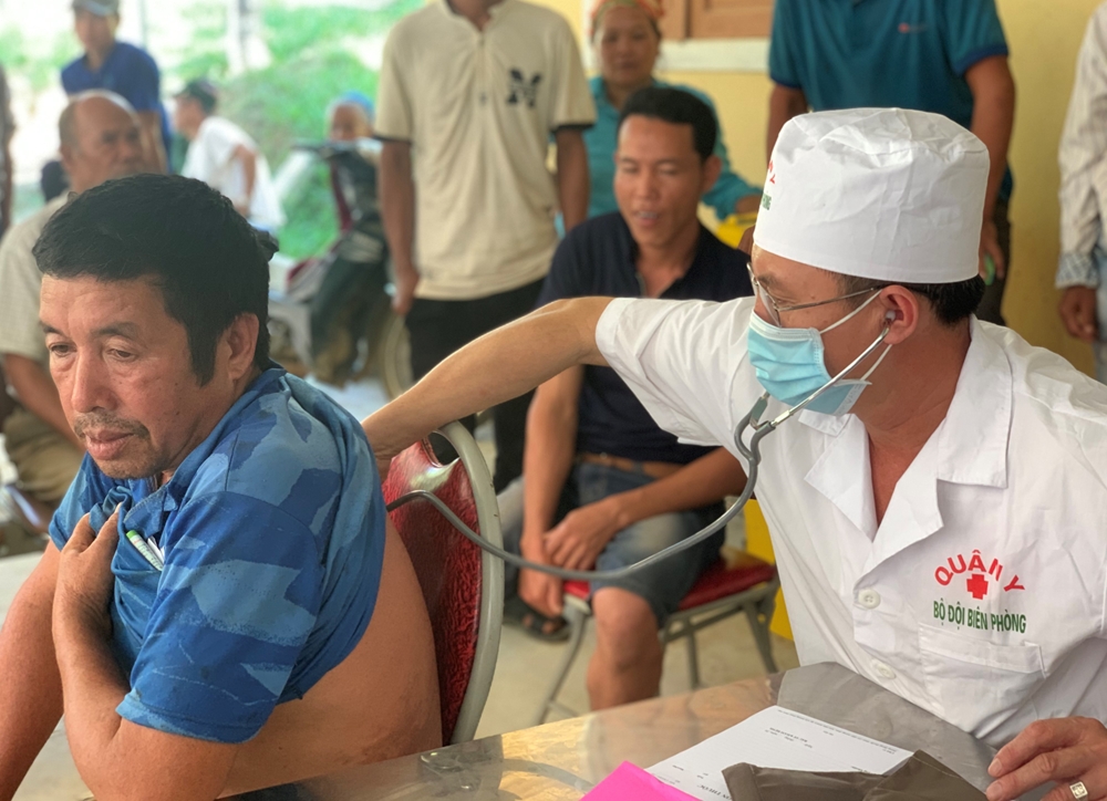 Quân y BĐBP Nghệ An khám, chữa bệnh cho đồng bào nghèo.